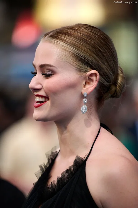 Virginia Gardner photo 5 of 521