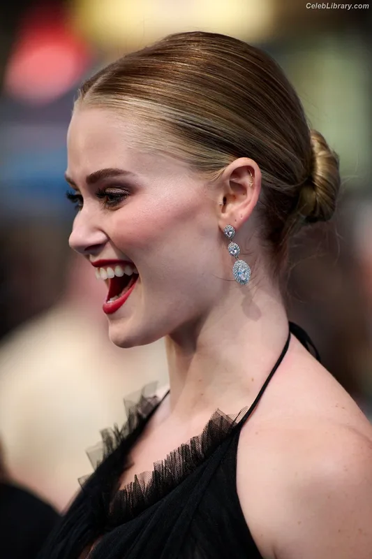Virginia Gardner photo 6 of 521