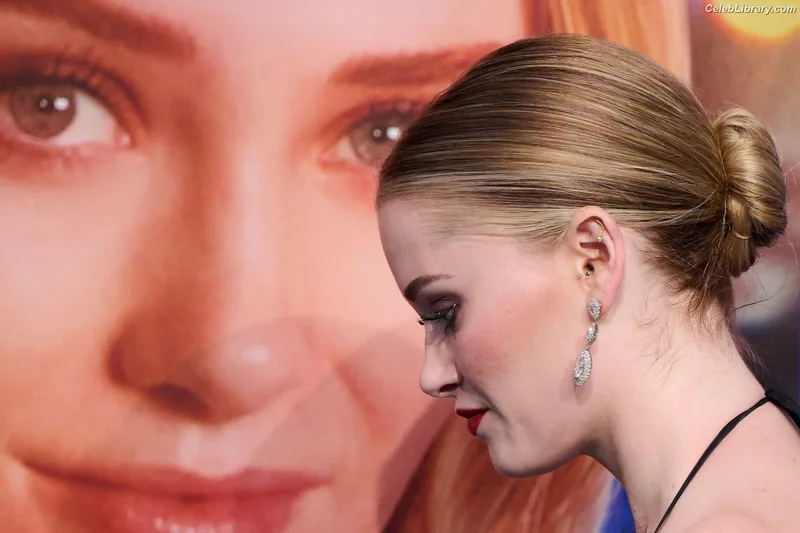 Virginia Gardner photo 14 of 521