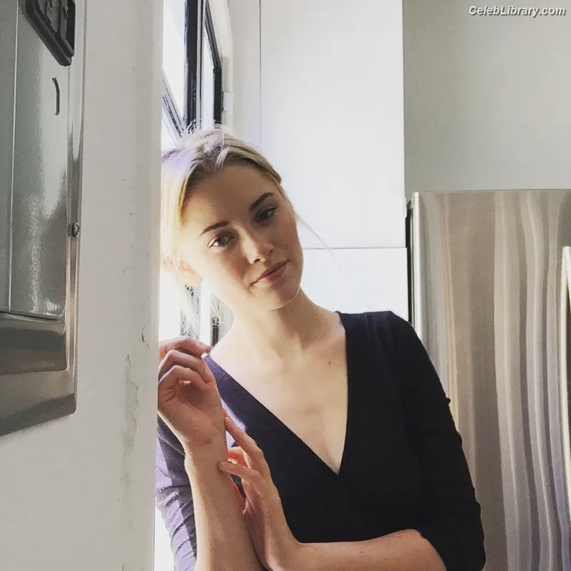 Virginia Gardner photo 16 of 521