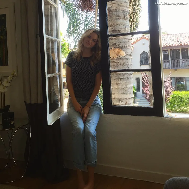 Virginia Gardner photo 19 of 521
