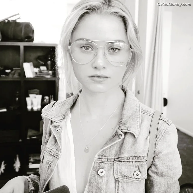 Virginia Gardner photo 20 of 521