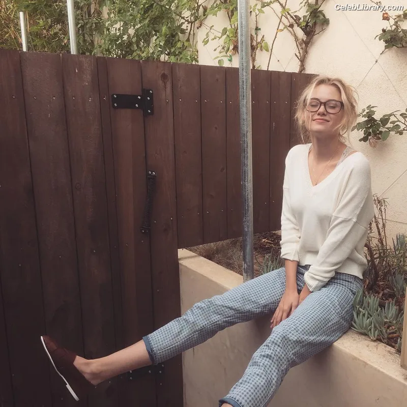 Virginia Gardner photo 21 of 521