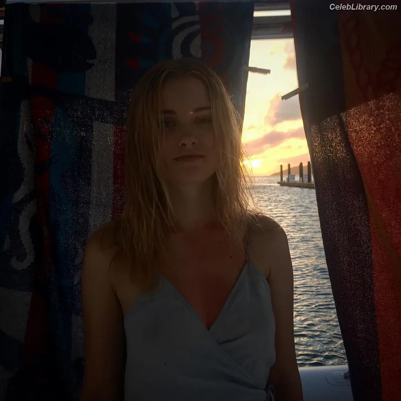Virginia Gardner photo 5 of 521