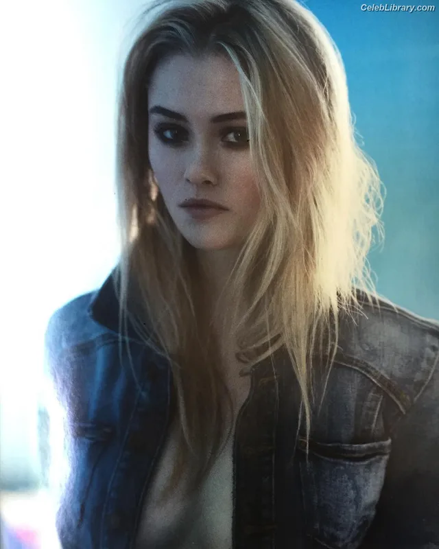 Virginia Gardner photo 8 of 521