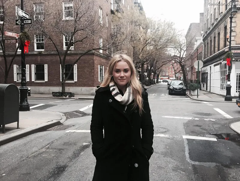 Virginia Gardner photo 16 of 521