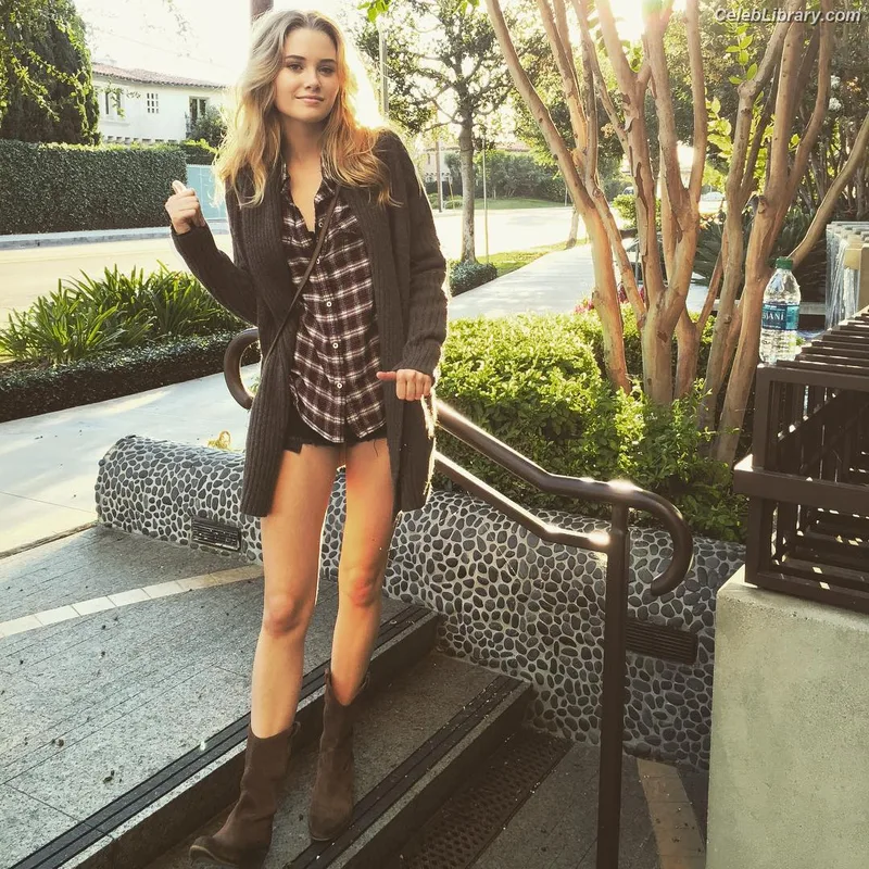 Virginia Gardner photo 23 of 521