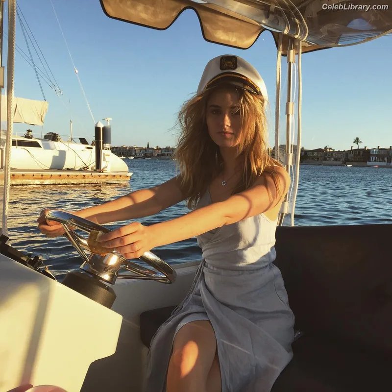 Virginia Gardner photo 4 of 521
