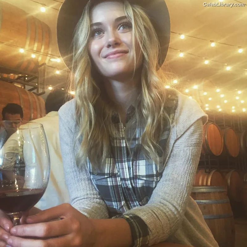 Virginia Gardner photo 5 of 521