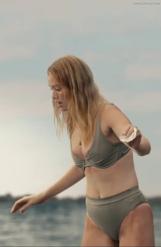 Virginia Gardner photo 8 of 521