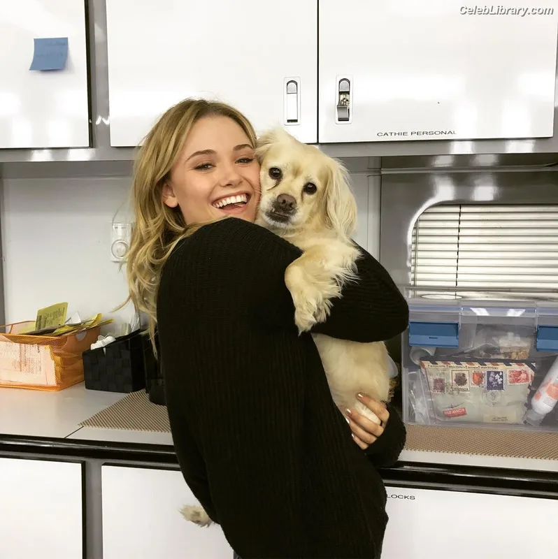 Virginia Gardner photo 16 of 521