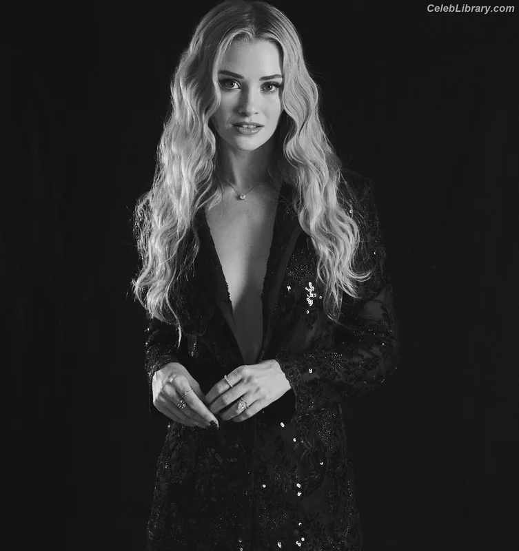 Virginia Gardner photo 22 of 521