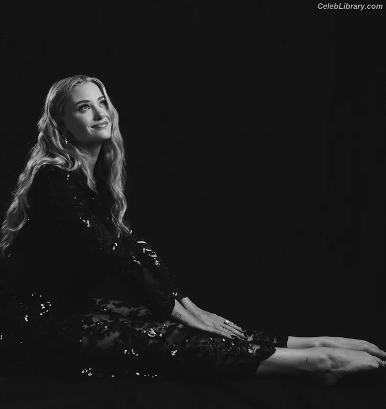 Virginia Gardner photo 23 of 521