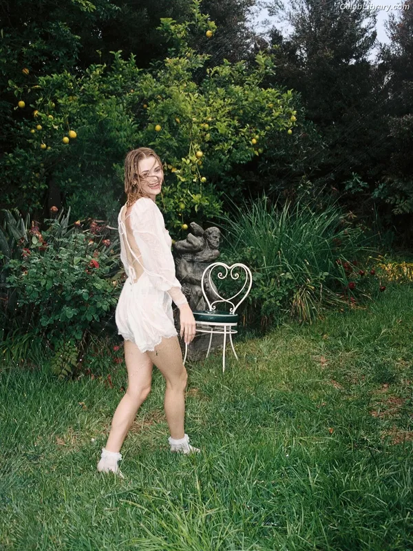 Virginia Gardner photo 2 of 521
