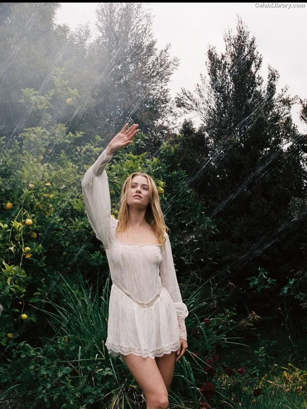 Virginia Gardner photo 3 of 521