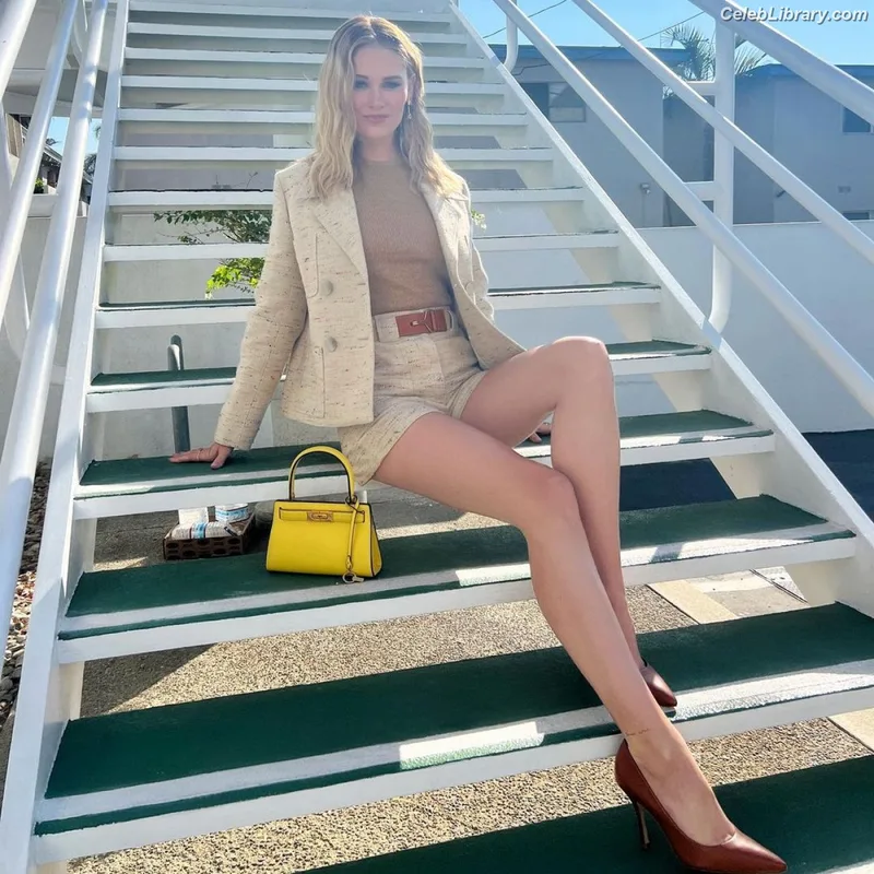 Virginia Gardner photo 13 of 521