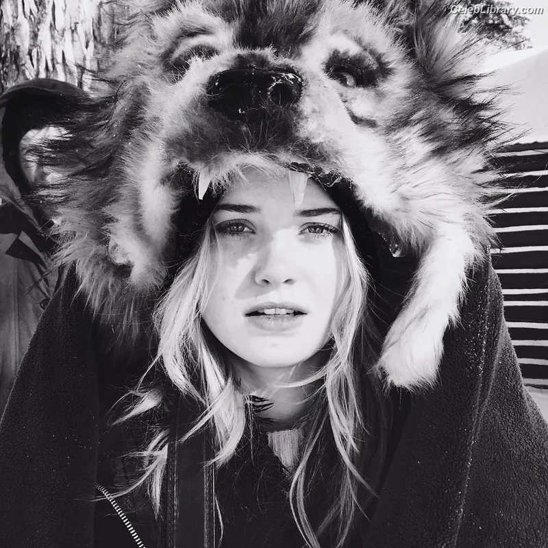 Virginia Gardner photo 20 of 521