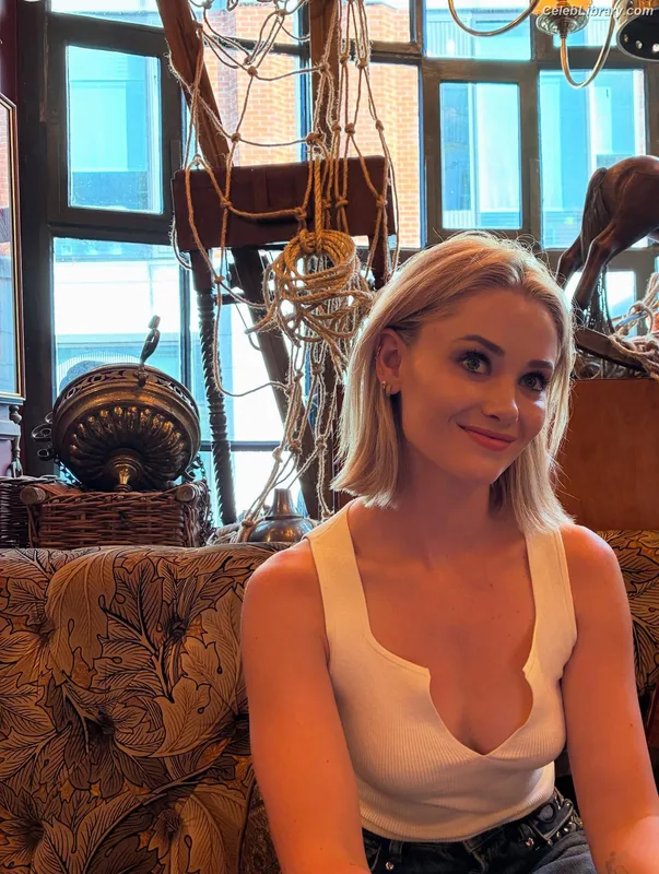 Virginia Gardner photo 4 of 521
