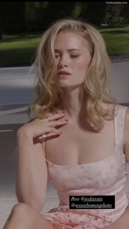 Virginia Gardner photo 12 of 521