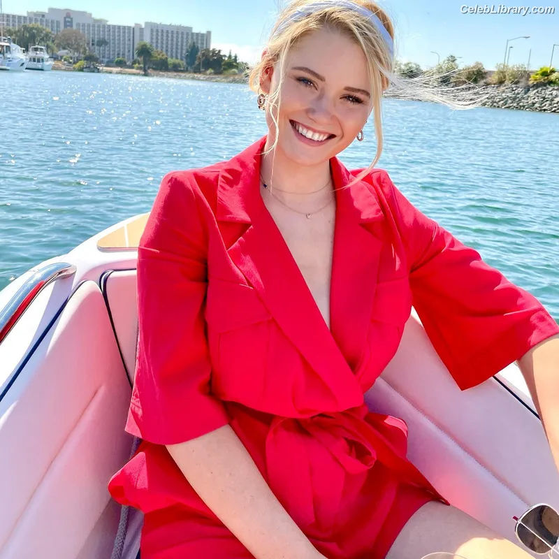 Virginia Gardner photo 13 of 521