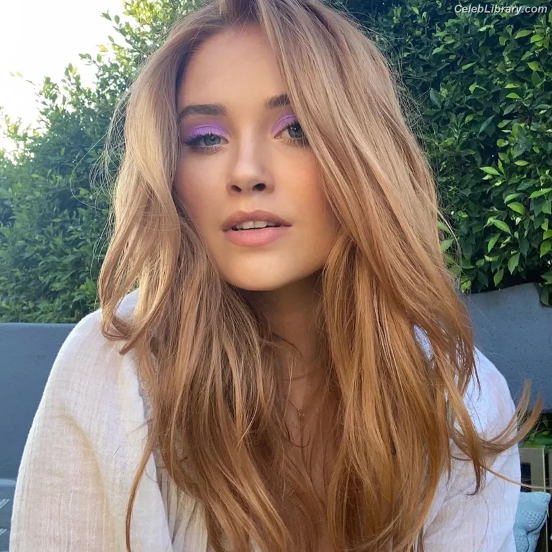Virginia Gardner photo 19 of 521