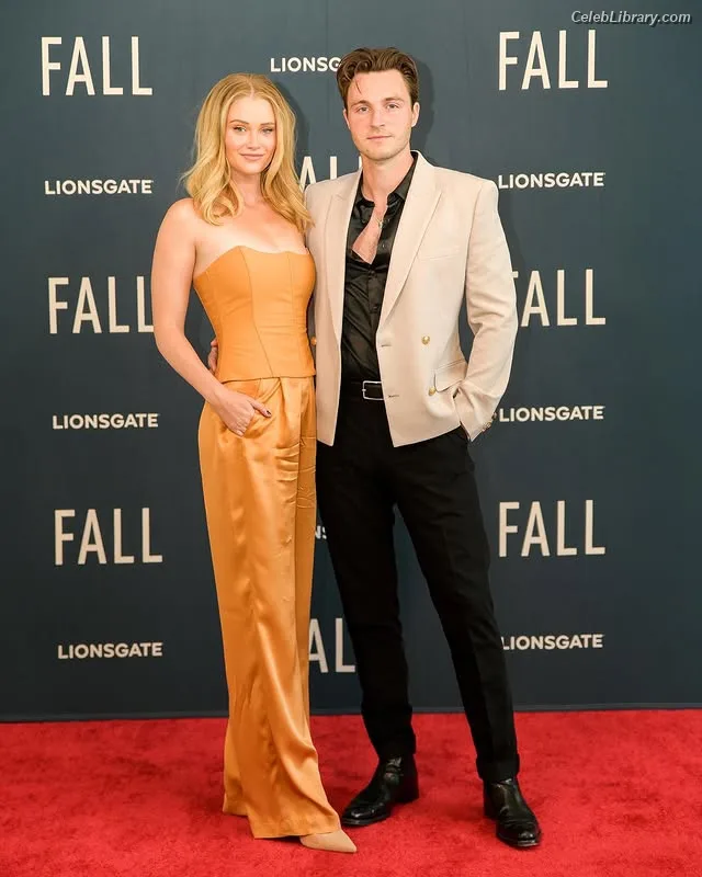 Virginia Gardner photo 24 of 521