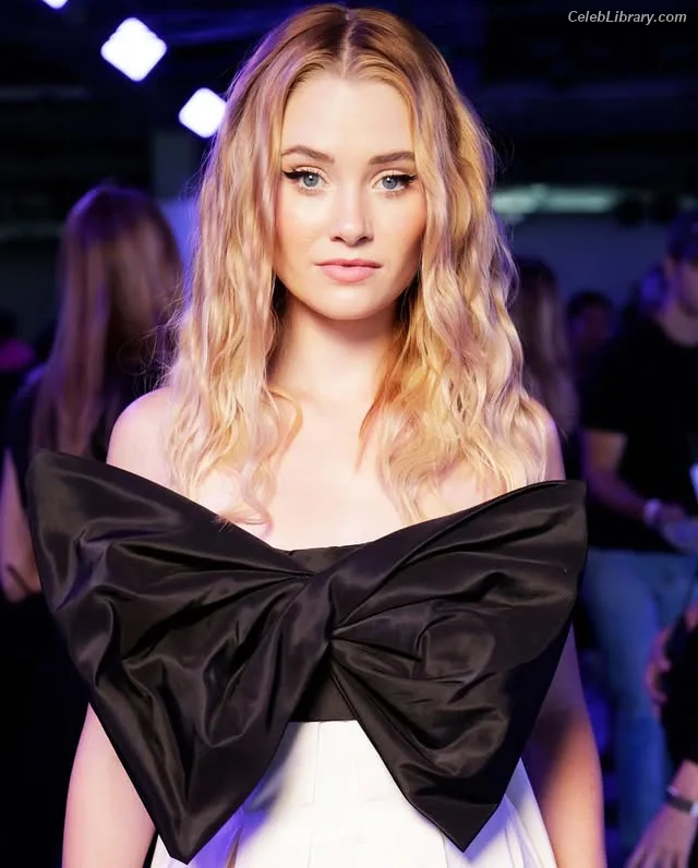 Virginia Gardner photo 3 of 521