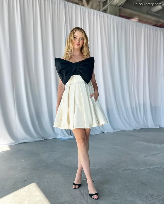 Virginia Gardner photo 4 of 521