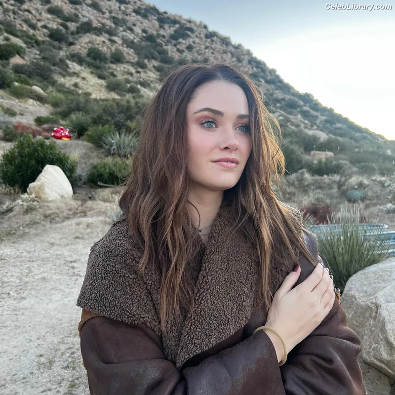 Virginia Gardner photo 21 of 521