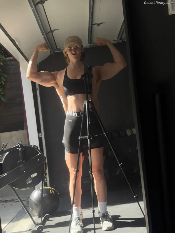 Virginia Gardner photo 9 of 521