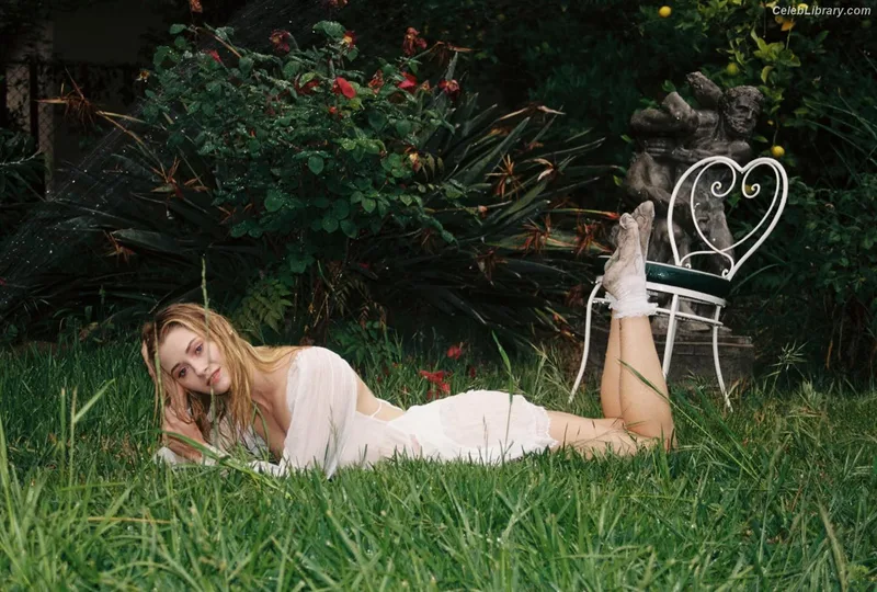 Virginia Gardner photo 10 of 521