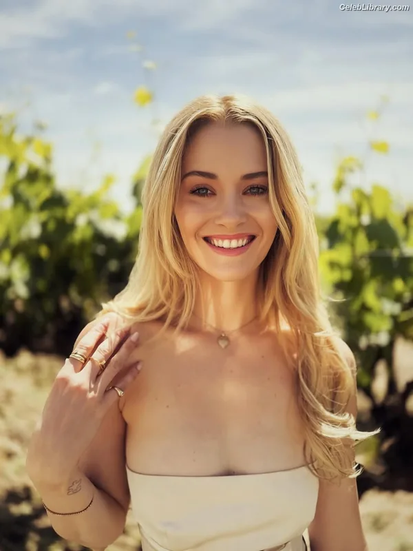 Virginia Gardner photo 14 of 521