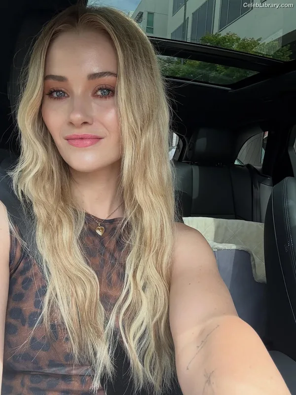 Virginia Gardner photo 15 of 521