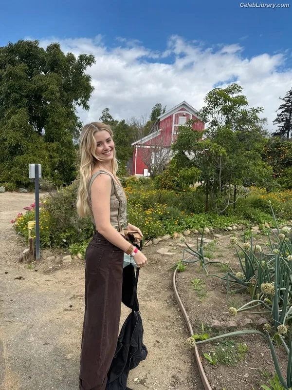 Virginia Gardner photo 19 of 521