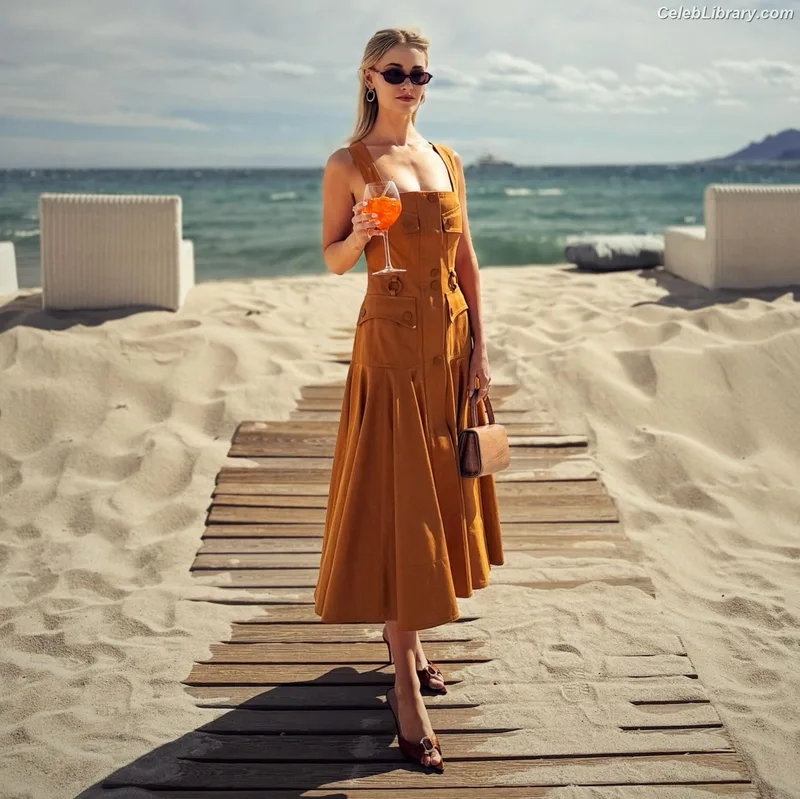 Virginia Gardner photo 19 of 521