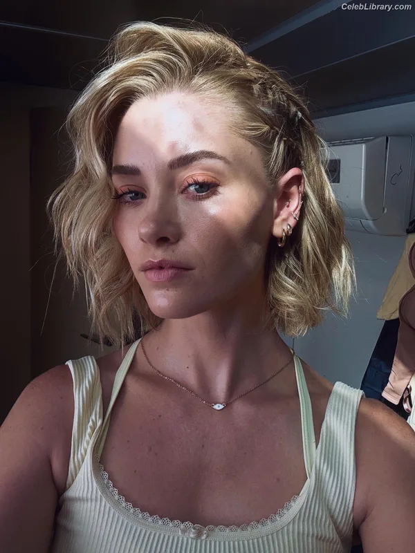 Virginia Gardner photo 4 of 521