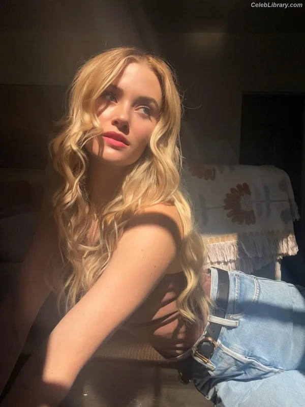 Virginia Gardner photo 23 of 521