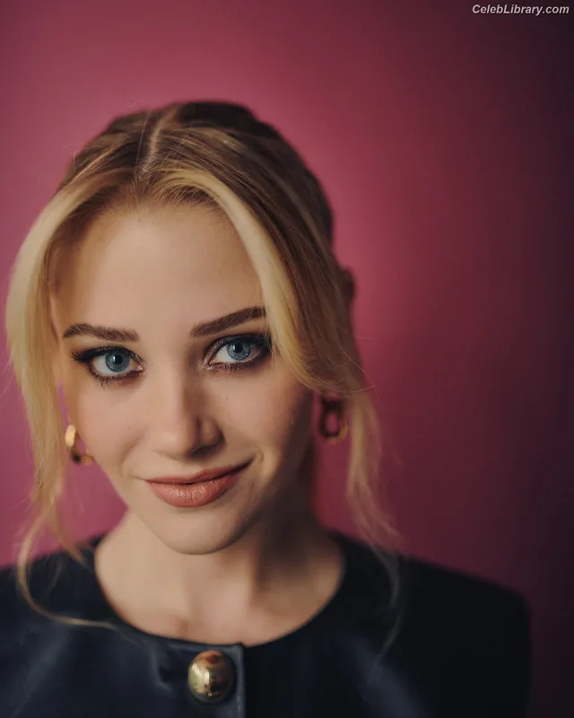 Virginia Gardner photo 8 of 521