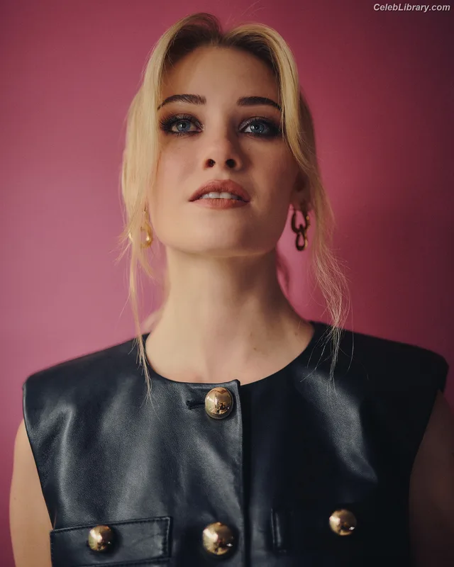Virginia Gardner photo 11 of 521