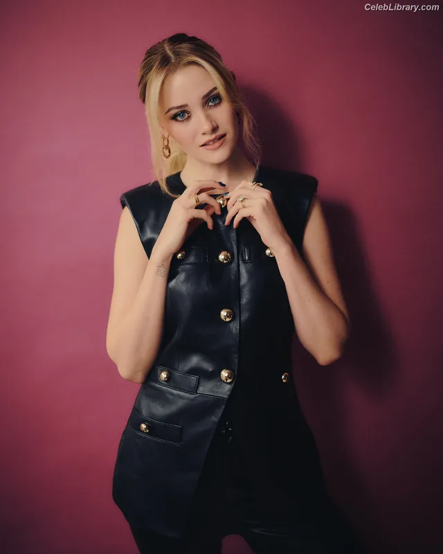 Virginia Gardner photo 15 of 521