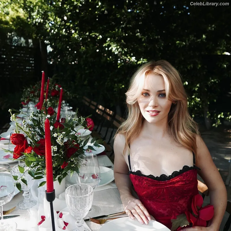 Virginia Gardner photo 3 of 521