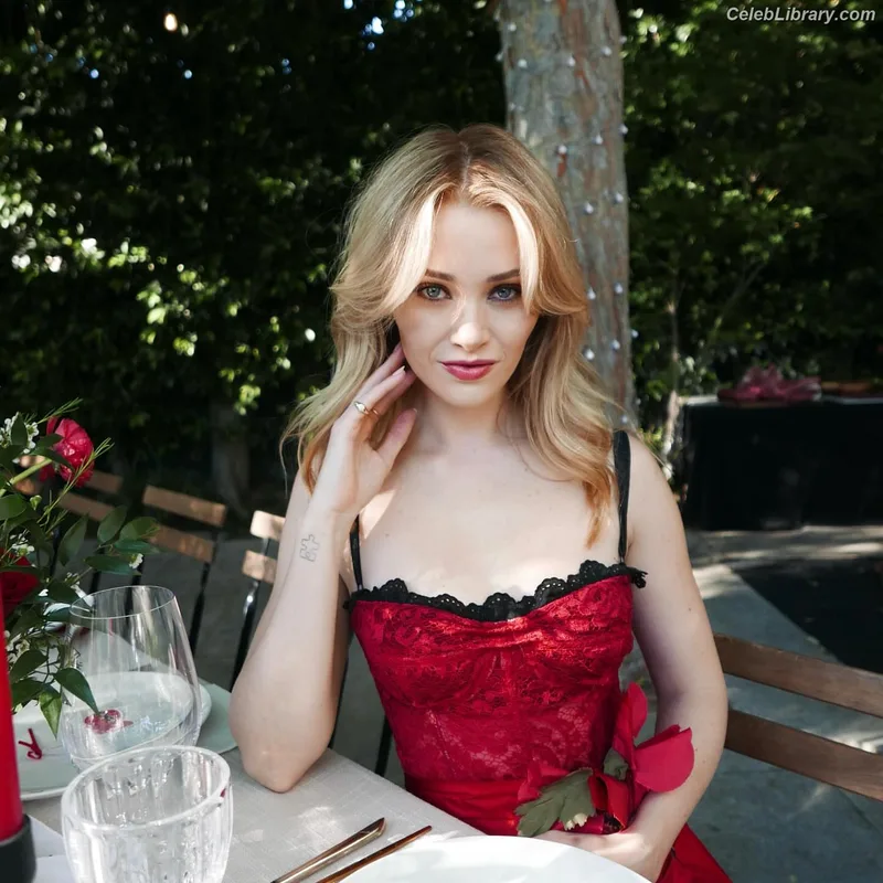 Virginia Gardner photo 4 of 521