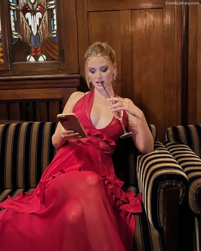 Virginia Gardner photo 6 of 521