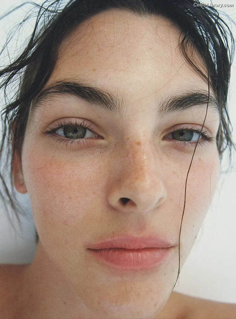 Vittoria Ceretti photo 1 of 310
