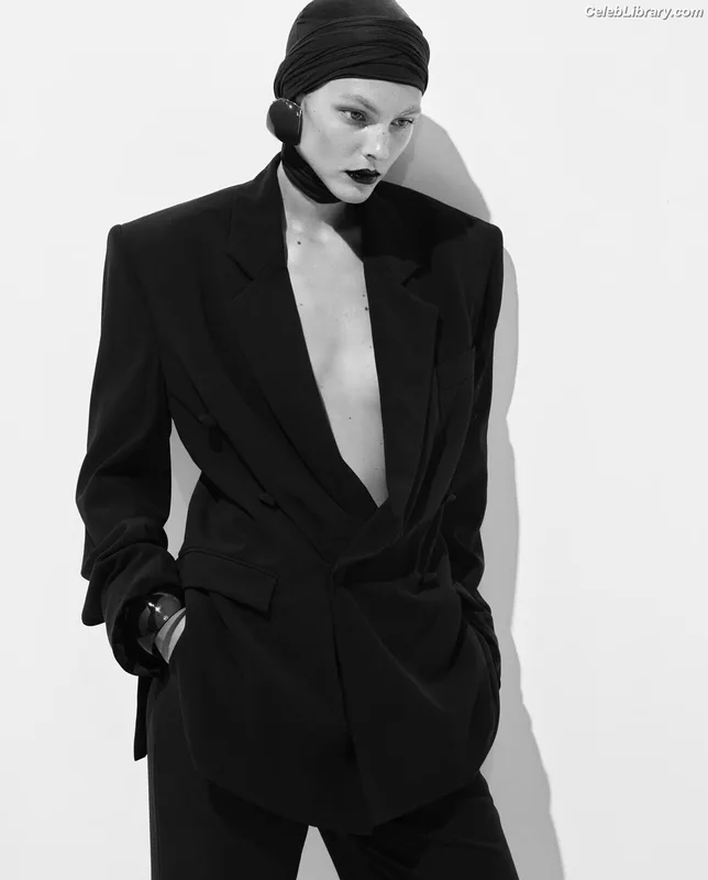 Vittoria Ceretti photo 23 of 311