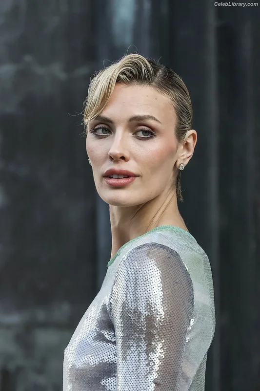 Wallis Day photo 3 of 238