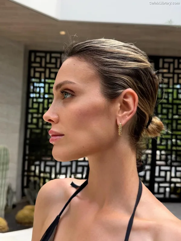 Wallis Day photo 18 of 238
