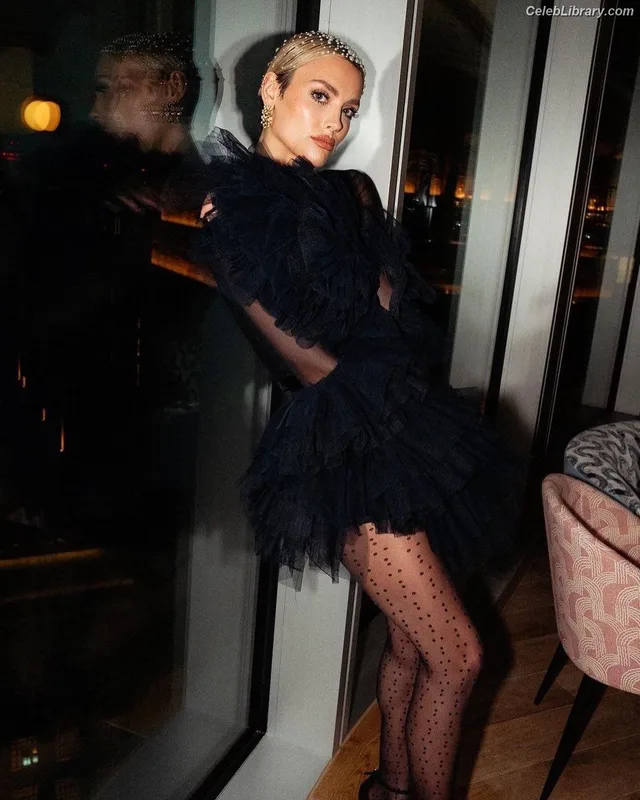 Wallis Day photo 6 of 238