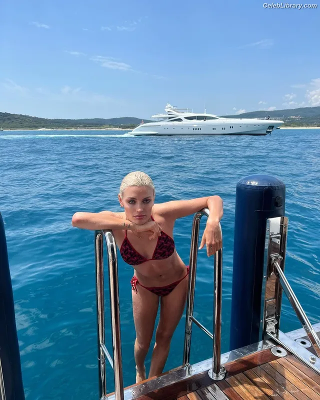 Wallis Day photo 14 of 238