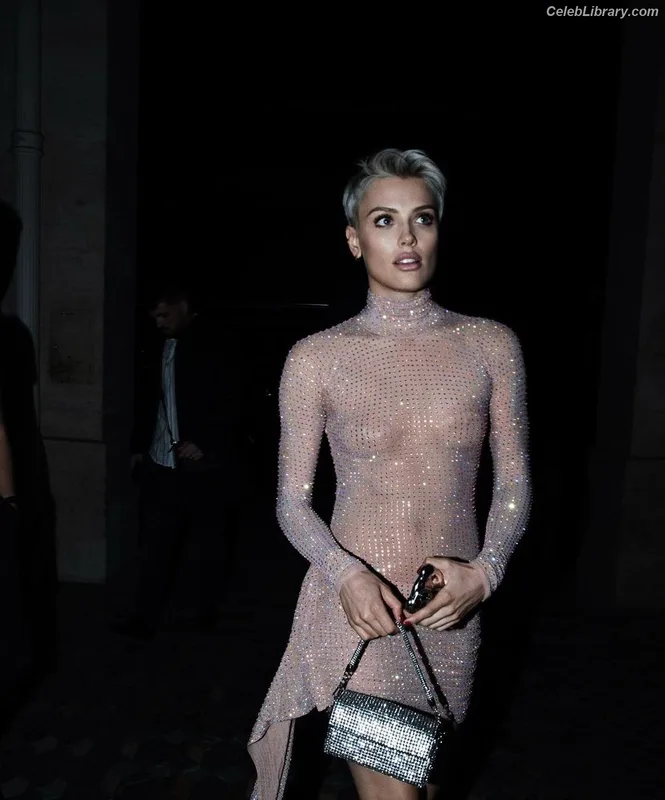 Wallis Day photo 4 of 238